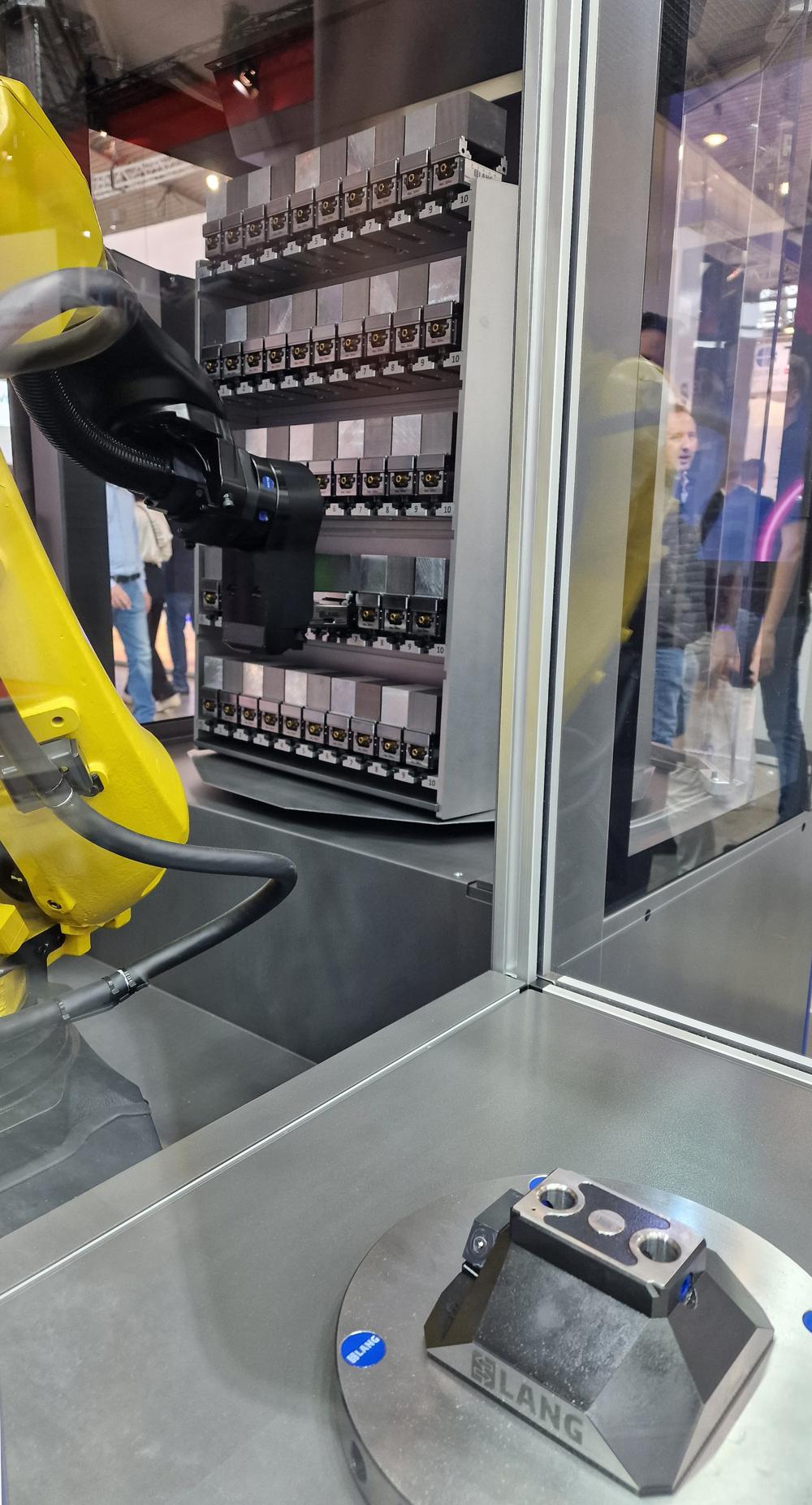 Lang demonstrerte automatiseringssystemet RoboTrex 96 som har maksimal lagringskapasitet på 64 stikker/paletter og emnevekt på opptil 25 kg eller 45 kg. Dette dekker alle behov fra stykkproduksjon til større serier. Automatisert griperskifte tillater også bruk av alle RoboTrex 52 automasjonskomponenter. RoboTrex 52 automasjonssystem har maksimal lagringskapasitet på 168 stikker/paletter og emnevekt på opptil 12 kg. Lang demonstrerte automatiseringssystemet RoboTrex 96 som har maksimal lagringskapasitet på 64 stikker/paletter og emnevekt på opptil 25 kg eller 45 kg. Dette dekker alle behov fra stykkproduksjon til større serier. Automatisert griperskifte tillater også bruk av alle RoboTrex 52 automasjonskomponenter. RoboTrex 52 automasjonssystem har maksimal lagringskapasitet på 168 stikker/paletter og emnevekt på opptil 12 kg.
