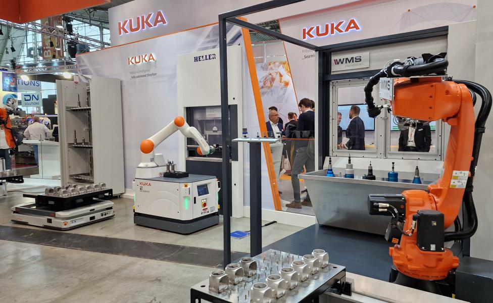 KUKA demonstrerte hvor enkelt det er å integrere roboter med deres KUKA.PLC mxAutomation-programvare, og hvordan mobil robotikk holder ting i bevegelse – tro mottoet  KUKA demonstrerte hvor enkelt det er å integrere roboter med deres KUKA.PLC mxAutomation-programvare, og hvordan mobil robotikk holder ting i bevegelse – tro mottoet