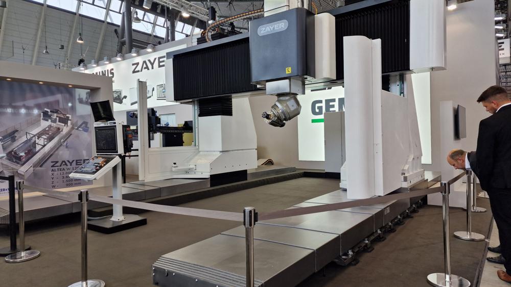 Zayer viste frem Altea W, en portalfresemaskin som imponerer med et kraftig 30° fresehode, 30 kW kraft og en spindelhastighet på opptil 8000 omdreininger per minutt. Zayer viste frem Altea W, en portalfresemaskin som imponerer med et kraftig 30° fresehode, 30 kW kraft og en spindelhastighet på opptil 8000 omdreininger per minutt.