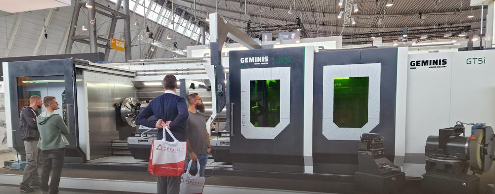 Geminis introduserte den toppmoderne 4-spors, 2-slides GT5i dreiebenk, utstyrt med en integrert høyhastighetslaser for additiv produksjon. Denne avanserte teknologien åpner for nye muligheter innen produksjon ved å muliggjøre produksjon av forsterkede deler med minimal vekt og materialinnsats, noe som øker produktiviteten betydelig. Geminis introduserte den toppmoderne 4-spors, 2-slides GT5i dreiebenk, utstyrt med en integrert høyhastighetslaser for additiv produksjon. Denne avanserte teknologien åpner for nye muligheter innen produksjon ved å muliggjøre produksjon av forsterkede deler med minimal vekt og materialinnsats, noe som øker produktiviteten betydelig.