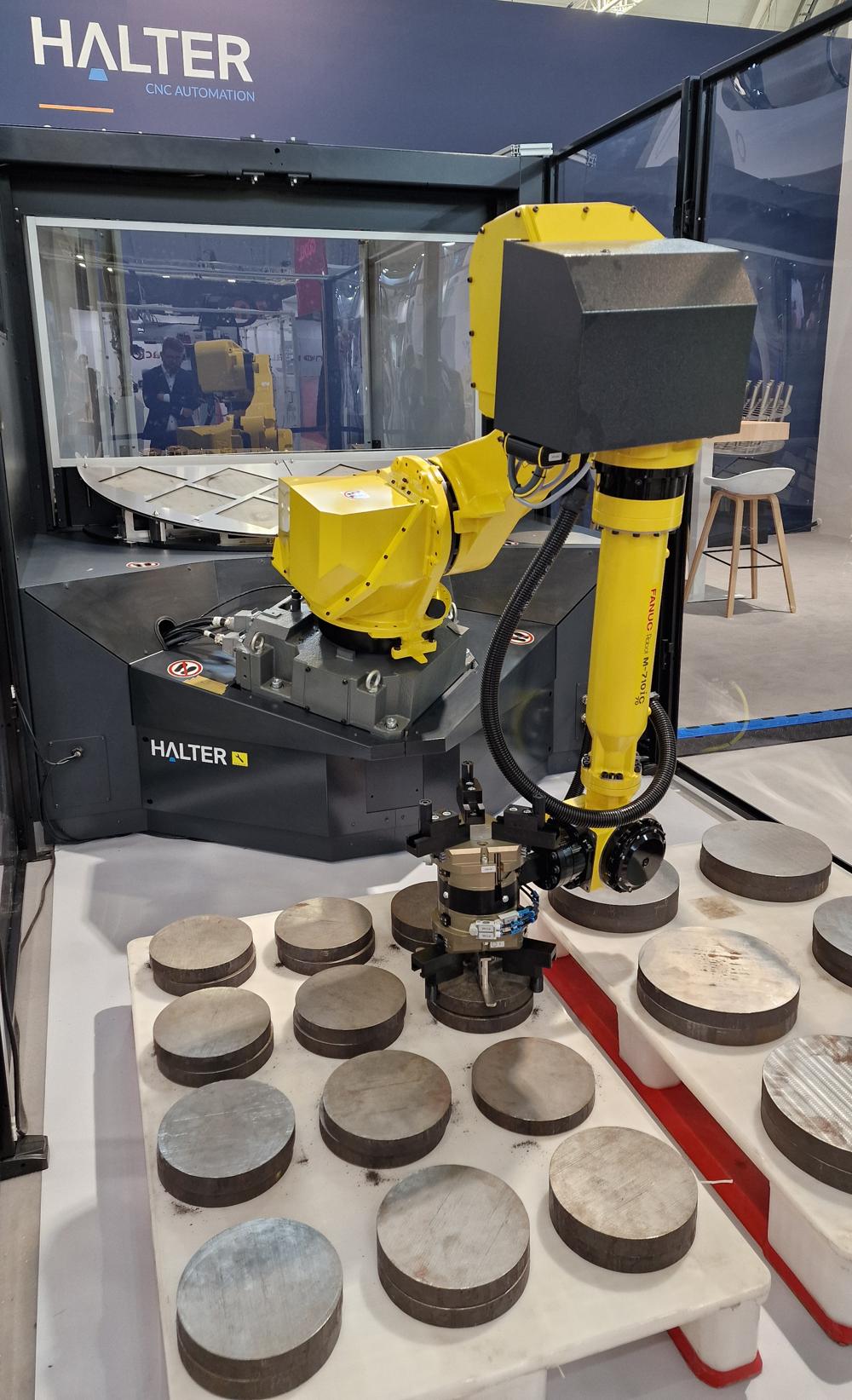 I tillegg til å presentere den nye kompakte robotcellen Halter Basic Pro kunne man også se live demo av universalrobotcellen Big 70 for håndtering av tunge arbeidsstykker. I tillegg til å presentere den nye kompakte robotcellen Halter Basic Pro kunne man også se live demo av universalrobotcellen Big 70 for håndtering av tunge arbeidsstykker.