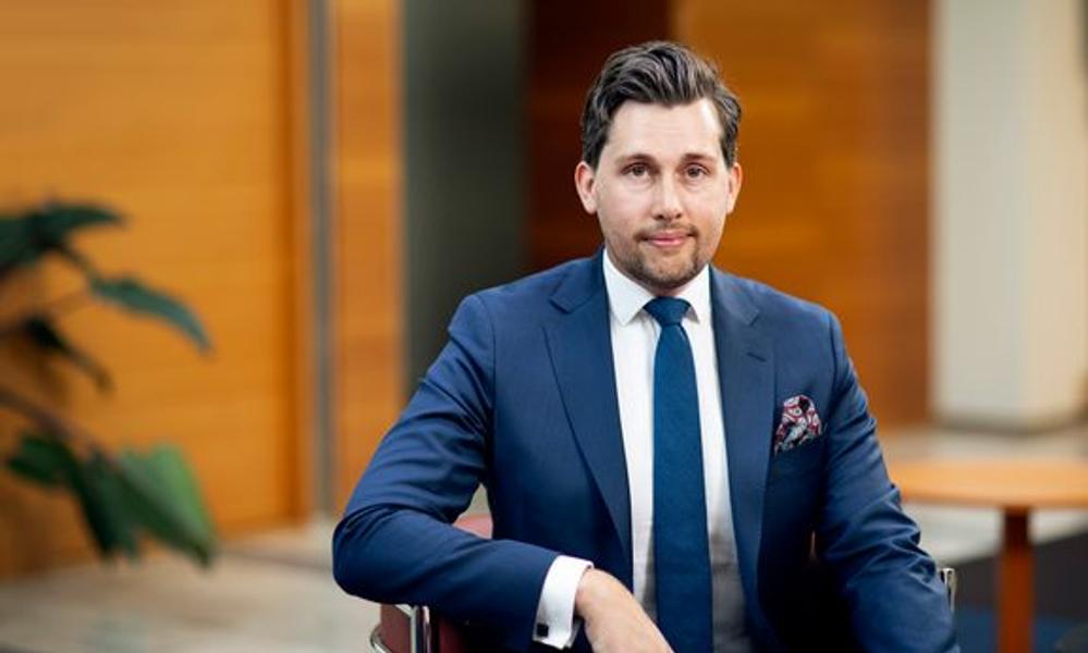 Simon Imner är positiv till regeringens förslag. Simon Imner är positiv till regeringens förslag.