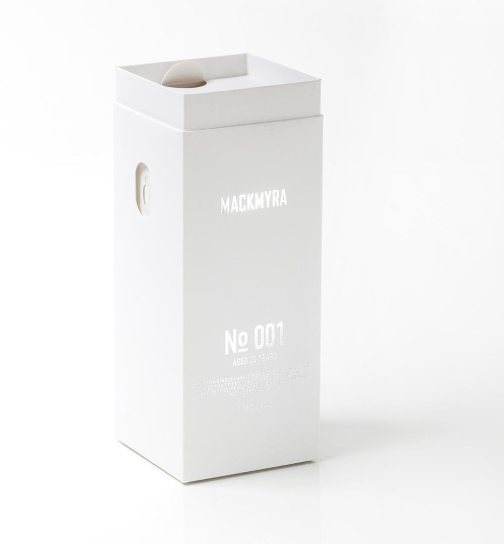 Förpackningen Mackmyra 001 utvecklades av Nordic Carton AB tillsammans med Holmen Board and Paper. Förpackningen Mackmyra 001 utvecklades av Nordic Carton AB tillsammans med Holmen Board and Paper.