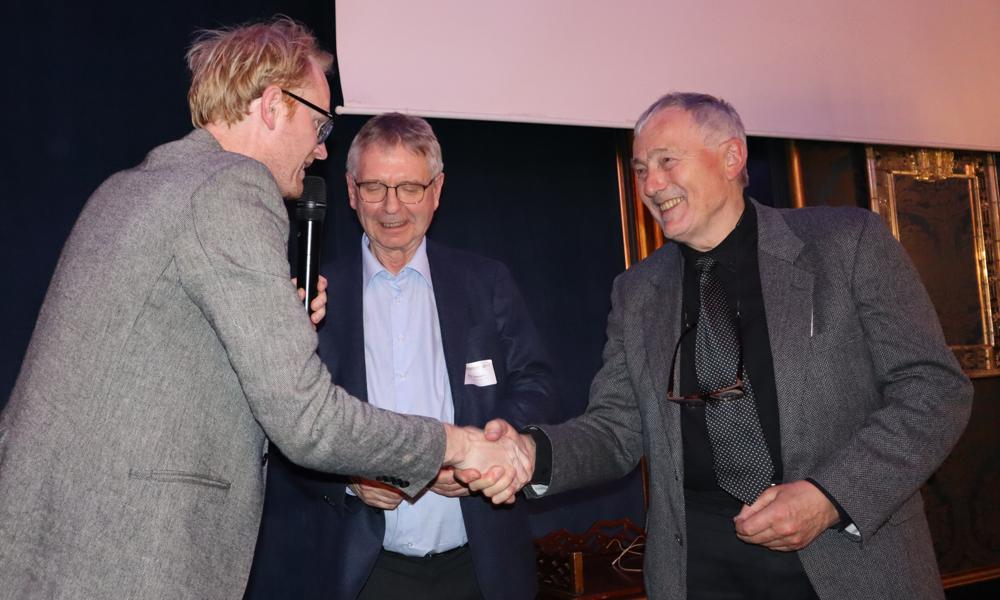 Pris pris: Henrik Morken overrekker Stein Tidemann og Kjell Jostein Sollid hedersprisen Stålprofilen under banketten på Norsk Ståldag. Pris pris: Henrik Morken overrekker Stein Tidemann og Kjell Jostein Sollid hedersprisen Stålprofilen under banketten på Norsk Ståldag.