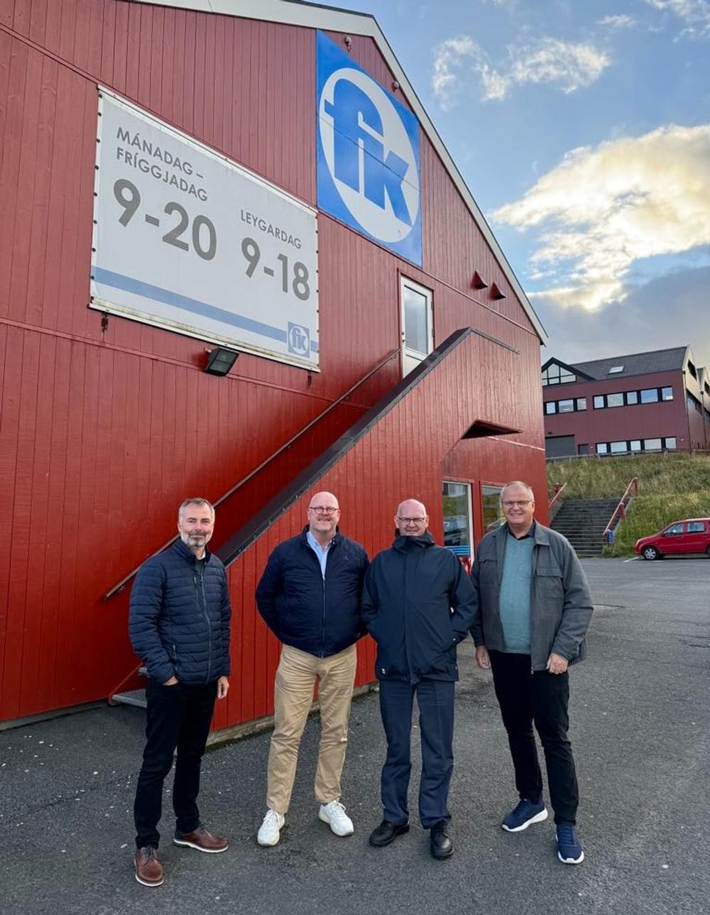 Næstformand Fredensborg Brugsforening, Niels Mayland, Formand for Fredensborg Brugsforening, Steen Rasmussen, uddeler i Fredensborg Brugsforening, Bo Kristensen og afdelingschef ServiceDesk og Coop i Nordatlanten, Tonny Færch foran FK på Færøerne. Næstformand Fredensborg Brugsforening, Niels Mayland, Formand for Fredensborg Brugsforening, Steen Rasmussen, uddeler i Fredensborg Brugsforening, Bo Kristensen og afdelingschef ServiceDesk og Coop i Nordatlanten, Tonny Færch foran FK på Færøerne.