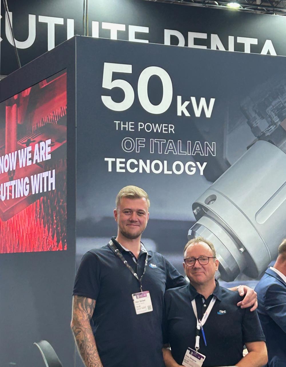 3. Cutlite Penta: Deres 50 kW fiberlaserskjæremaskin- kjent for sin presisjon og avanserte skjæreegenskaper høstet mye interesse. Denne maskinen satte standarden for hva som er mulig med moderne laserskjæring på messen. Stian Herland og Ståle Ellingsen t.h. 3. Cutlite Penta: Deres 50 kW fiberlaserskjæremaskin- kjent for sin presisjon og avanserte skjæreegenskaper høstet mye interesse. Denne maskinen satte standarden for hva som er mulig med moderne laserskjæring på messen. Stian Herland og Ståle Ellingsen t.h.