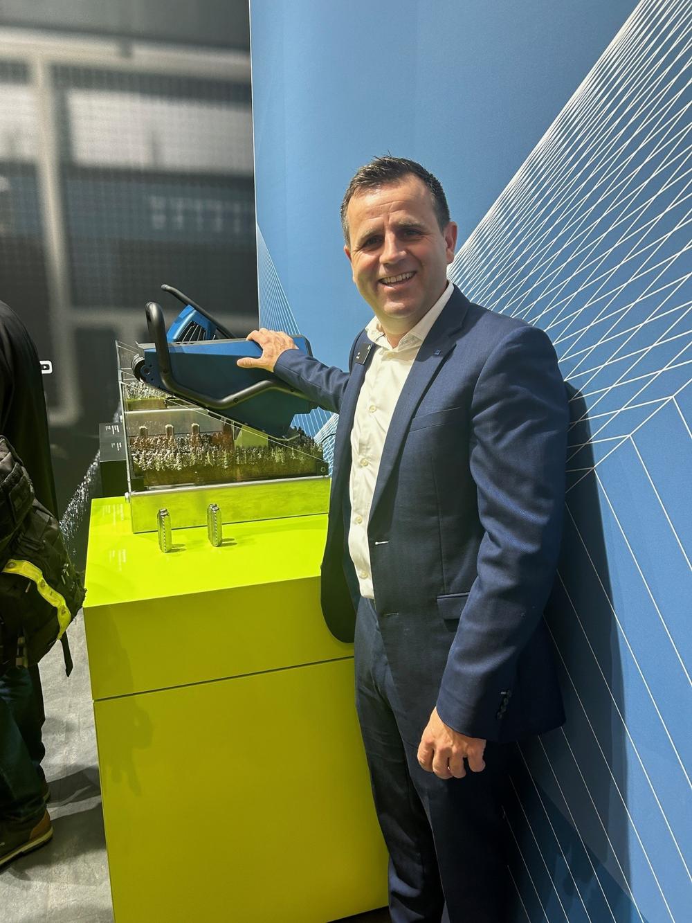 Pål Nesbø fra Pantronic viser frem den nyeste modell raster-renser fra Trumpf Powertools. Pål Nesbø fra Pantronic viser frem den nyeste modell raster-renser fra Trumpf Powertools.