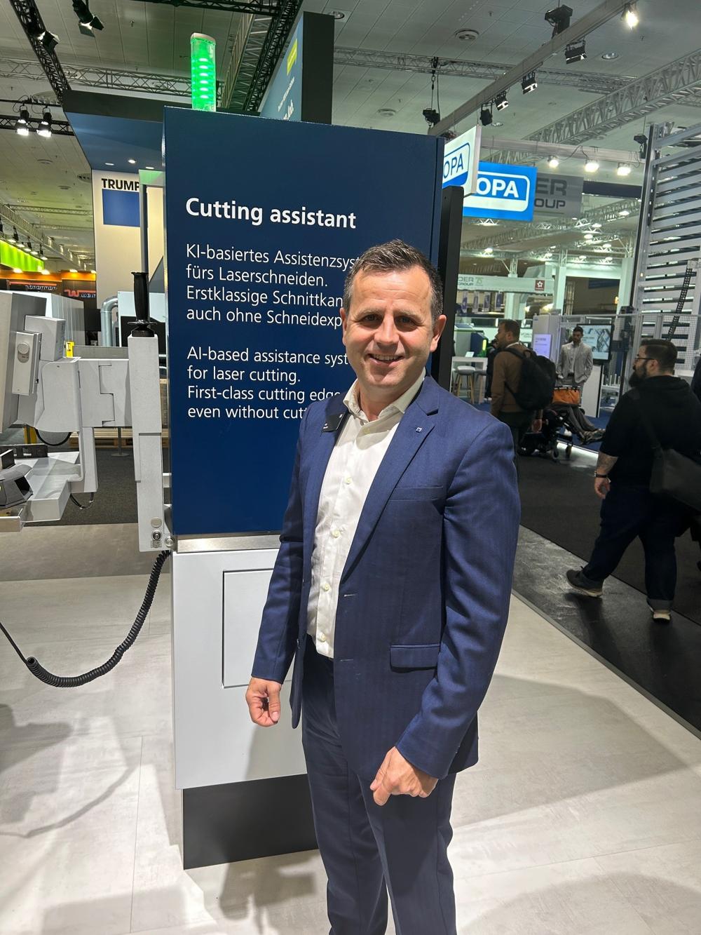 Trumpf hadde messens største stand. De har kommet langt med KI-satsning, og dette vakte stor oppmerksomhet på messen. I Norge forhandles Trumpf av Pantronic, her representert ved Pål Nesbø. Trumpf hadde messens største stand. De har kommet langt med KI-satsning, og dette vakte stor oppmerksomhet på messen. I Norge forhandles Trumpf av Pantronic, her representert ved Pål Nesbø.