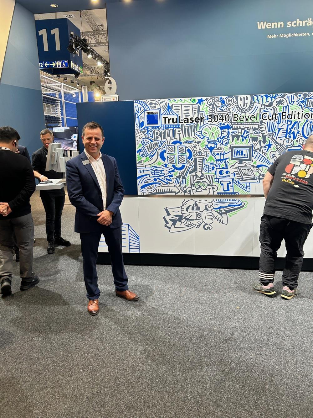 Pål Nesbø, Pantronic, viser frem en TruLaser 3040, behørig dekorert for anledningen. Pål Nesbø, Pantronic, viser frem en TruLaser 3040, behørig dekorert for anledningen.