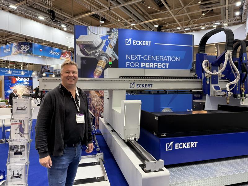 Eckert viste bl.a. frem sin miljøvennlige og prisbelønnede maskin, med ny fugeskjæringsteknologi, basert på gass / plasma. Arild Wangsmo fra Meidell er strålende fornøyd. Eckert viste bl.a. frem sin miljøvennlige og prisbelønnede maskin, med ny fugeskjæringsteknologi, basert på gass / plasma. Arild Wangsmo fra Meidell er strålende fornøyd.