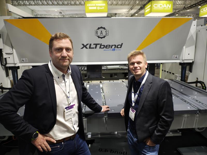 Hadde utstilt blant annet to automatiserte knekkesenter; MiniBend-Center2 er et unikt produkt uten konkurrenter for knekking av små detaljer, maks plateformat 600x600 mm, og for større deler viste de frem Multibend-Center for plater opp til tre meter. Begge modeller skal tilbys til norske kunder etter besøk på messen. - Salgssjef hos RAS, Phillip Dronia, er godt fornøyd med besøket fra Norge og vi gleder seg til å ta fatt på prosjektene forteller Eddy Authen, daglig leder i Maskinagenten. Hadde utstilt blant annet to automatiserte knekkesenter; MiniBend-Center2 er et unikt produkt uten konkurrenter for knekking av små detaljer, maks plateformat 600x600 mm, og for større deler viste de frem Multibend-Center for plater opp til tre meter. Begge modeller skal tilbys til norske kunder etter besøk på messen. - Salgssjef hos RAS, Phillip Dronia, er godt fornøyd med besøket fra Norge og vi gleder seg til å ta fatt på prosjektene forteller Eddy Authen, daglig leder i Maskinagenten.