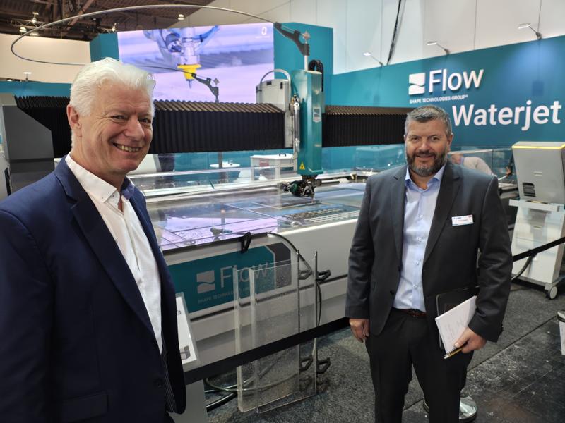 FLOW viste toppmodellen Mach 500 som fikk mye oppmerksomhet, forteller Trond Aasen t.h, salgssjef hos LVD Scandinavia og Thomas Jonassen, daglig leder hos LVD Scandinavia. FLOW viste toppmodellen Mach 500 som fikk mye oppmerksomhet, forteller Trond Aasen t.h, salgssjef hos LVD Scandinavia og Thomas Jonassen, daglig leder hos LVD Scandinavia.