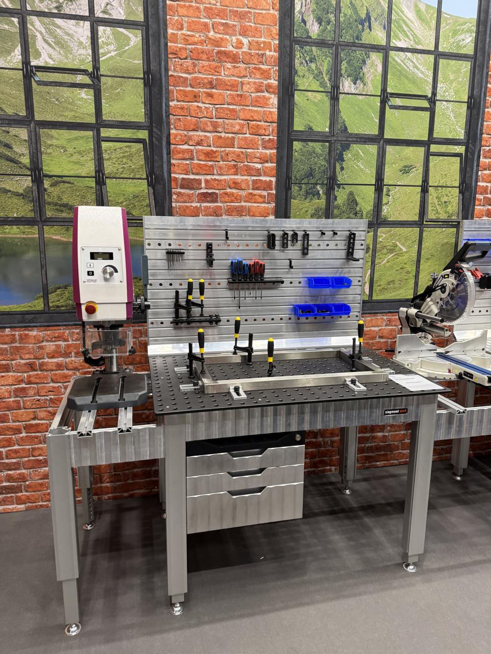 Siegmund viste sine ulike typer sveisebord. Siegmund viste sine ulike typer sveisebord.