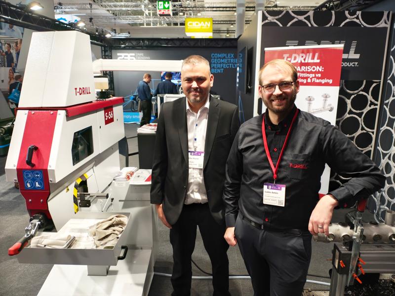 Teknisk selger i LTS Maskin AS, Niklas Wågenes, på T-Drill sin stand sammen med Jaakko Anttila, eksportsjef hos T-Drill. Teknisk selger i LTS Maskin AS, Niklas Wågenes, på T-Drill sin stand sammen med Jaakko Anttila, eksportsjef hos T-Drill.