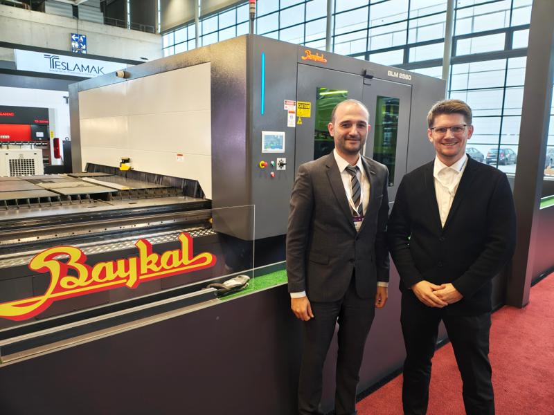 Daglig leder i LTS Maskin AS, Ruben Solberg t.h, sammen med salgsleder for skjæreteknologi hos Baykal, Emre Yakut. Viser frem BLM 2560, 12kW fiberlaser med 2500mm bredde og 6000mm lengde. Daglig leder i LTS Maskin AS, Ruben Solberg t.h, sammen med salgsleder for skjæreteknologi hos Baykal, Emre Yakut. Viser frem BLM 2560, 12kW fiberlaser med 2500mm bredde og 6000mm lengde.