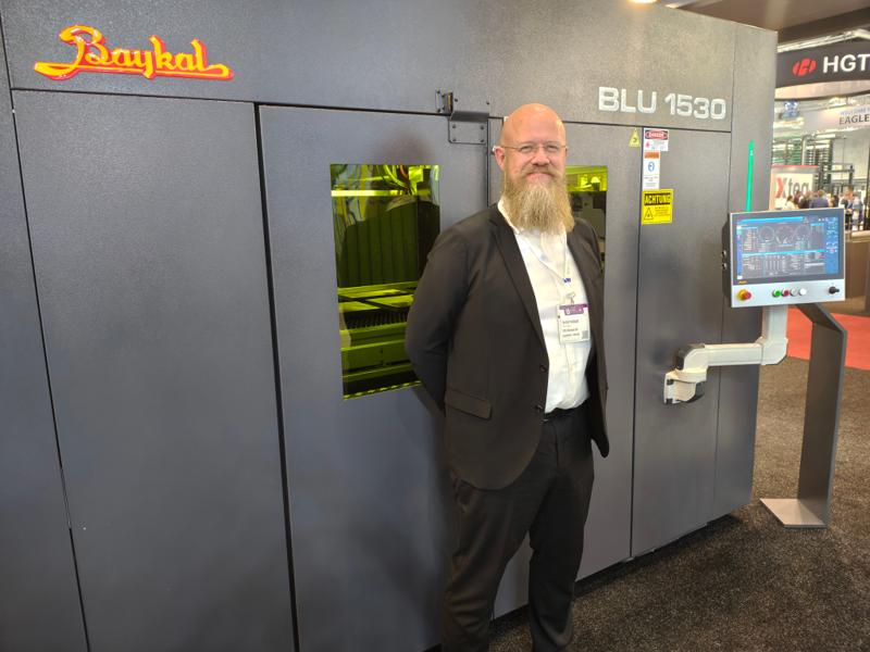 Teknisk selger, Arild Fotland, viser frem Baykal BLU 1530 30kW fiberlaser på Baykal sin stand. Teknisk selger, Arild Fotland, viser frem Baykal BLU 1530 30kW fiberlaser på Baykal sin stand.
