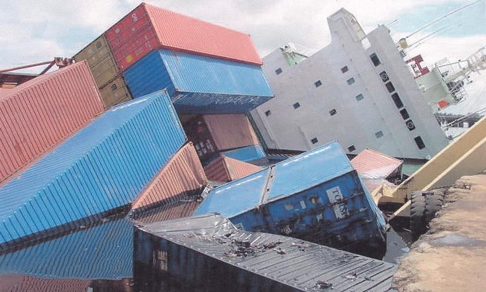 Torm Alexandra kort tid efter kæntringen, stadig med containere ombord. Torm Alexandra kort tid efter kæntringen, stadig med containere ombord.
