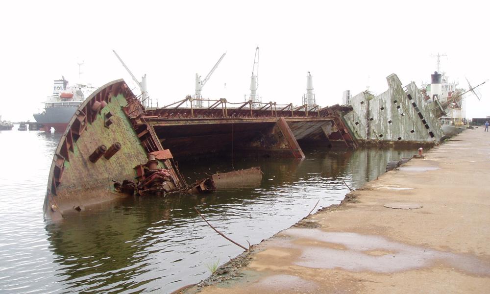 Torm Alexandra i september 2006. På vej til at drive ud i havnen. Der udbrød brand på skibet i januar 2002 ifm. fortsat plyndring ombord. Torm Alexandra i september 2006. På vej til at drive ud i havnen. Der udbrød brand på skibet i januar 2002 ifm. fortsat plyndring ombord.