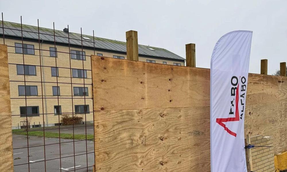 Forud for nedtagningen af etagebygningerne er 92 familier permanent flyttet ud af deres boliger. Forud for nedtagningen af etagebygningerne er 92 familier permanent flyttet ud af deres boliger.