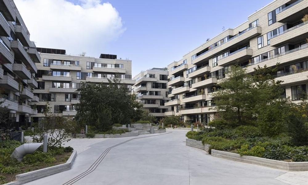 Øens 233 boliger er opført i et seksetagers byggeri formet som en karré med seks bygningskroppe rundt om et gårdrum. Arkitekternes inspiration stammer fra Møns Klint. Øens 233 boliger er opført i et seksetagers byggeri formet som en karré med seks bygningskroppe rundt om et gårdrum. Arkitekternes inspiration stammer fra Møns Klint.