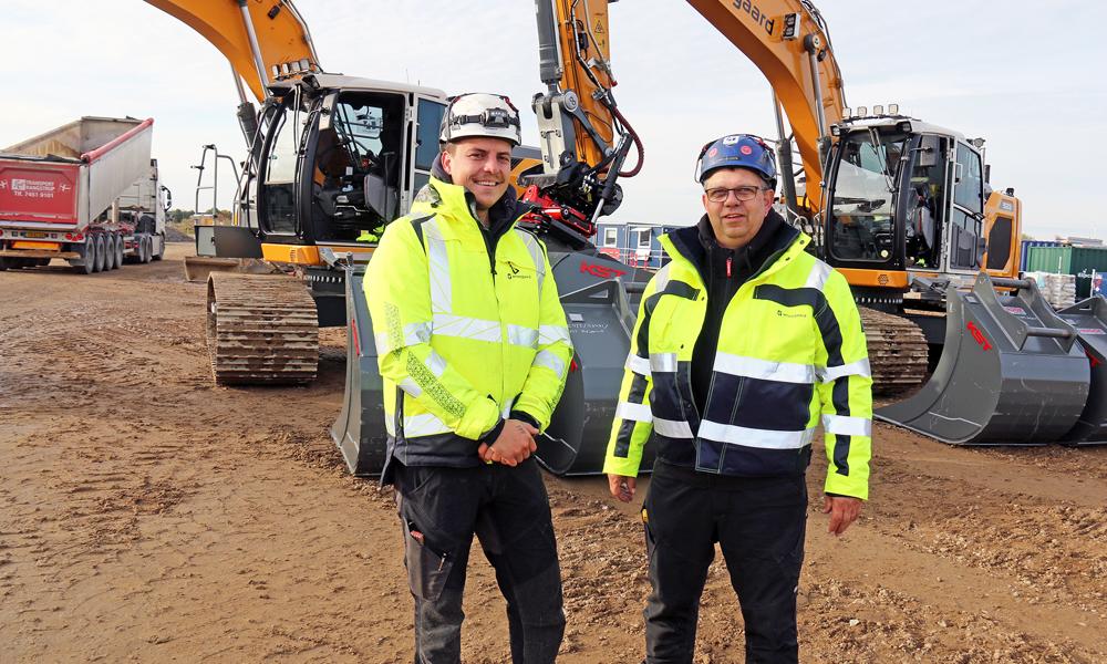 De to MT Højgaard-maskinførere, Philip Lauersen (tv) og Lars Peter Madsen (th) kan tage plads i en funklende ny gravemaskine. De to MT Højgaard-maskinførere, Philip Lauersen (tv) og Lars Peter Madsen (th) kan tage plads i en funklende ny gravemaskine.
