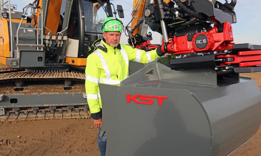 Rotortilt er et af tilkøbene, som materielchef Jørn Koopmann Johansen har bestilt til de nye gravemaskiner. Rotortilt er et af tilkøbene, som materielchef Jørn Koopmann Johansen har bestilt til de nye gravemaskiner.