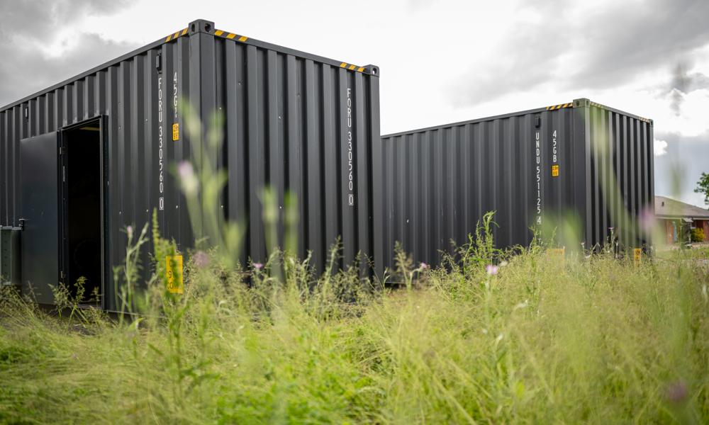 Mini-kraftværkerne er bygget ind i shipping containere som plug-and-play powerbank til for eksempel virksomheder i autobranchen. Mini-kraftværkerne er bygget ind i shipping containere som plug-and-play powerbank til for eksempel virksomheder i autobranchen.