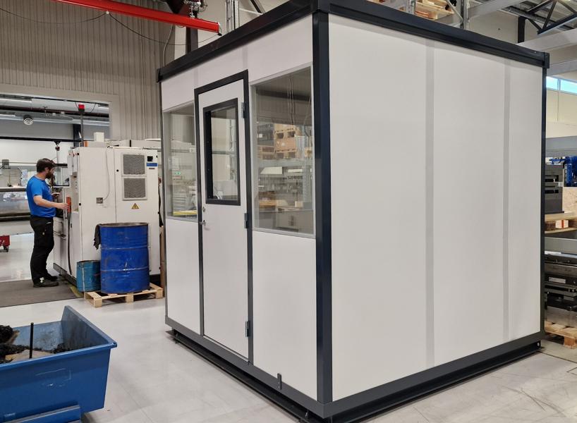 «CAM-bua» er et lydisolert rom i rommet. Her kan operatørene produsere CAM-programmer nær maskinene. «CAM-bua» er et lydisolert rom i rommet. Her kan operatørene produsere CAM-programmer nær maskinene.