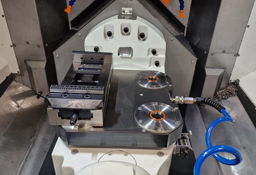 ZeroClamp nullpunktsystem bidrar til høy presisjon og hurtig inn- og utmating av oppspente råemner og ferdige komponenter. ZeroClamp nullpunktsystem bidrar til høy presisjon og hurtig inn- og utmating av oppspente råemner og ferdige komponenter.