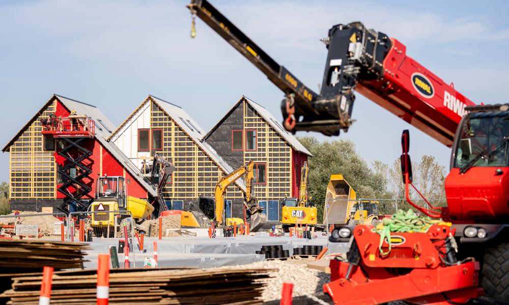 Fælledby, den nye bydel på Amager Fælled. Byggeherrerne er By & Havn, PensionDanmark, arkitekt Holscher Nordberg, og totalentreprenøren var Scandi Byg. Selskabet bag Fælledby og konkursboet efter Scandi Byg indgik i sidste uge forlig. Fælledby, den nye bydel på Amager Fælled. Byggeherrerne er By & Havn, PensionDanmark, arkitekt Holscher Nordberg, og totalentreprenøren var Scandi Byg. Selskabet bag Fælledby og konkursboet efter Scandi Byg indgik i sidste uge forlig.