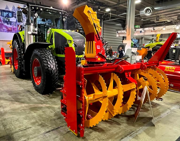En Claas Axion 960 traktor utstyrt med en Duun TFP270 totrinnsfres. En Claas Axion 960 traktor utstyrt med en Duun TFP270 totrinnsfres.