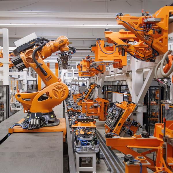 Effektiv robotproduksjon av roboter hos KUKA i Augsburg. Effektiv robotproduksjon av roboter hos KUKA i Augsburg.