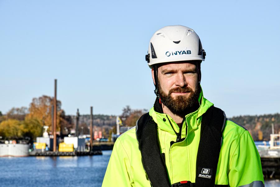 Robert Hedin har ett förflutet som anläggningsdykare, en kompetens som kommer väl till pass på Nyabs marina uppdrag. Robert Hedin har ett förflutet som anläggningsdykare, en kompetens som kommer väl till pass på Nyabs marina uppdrag.