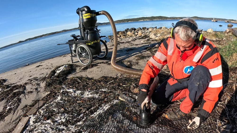 Rydding på strand. Rydding på strand.