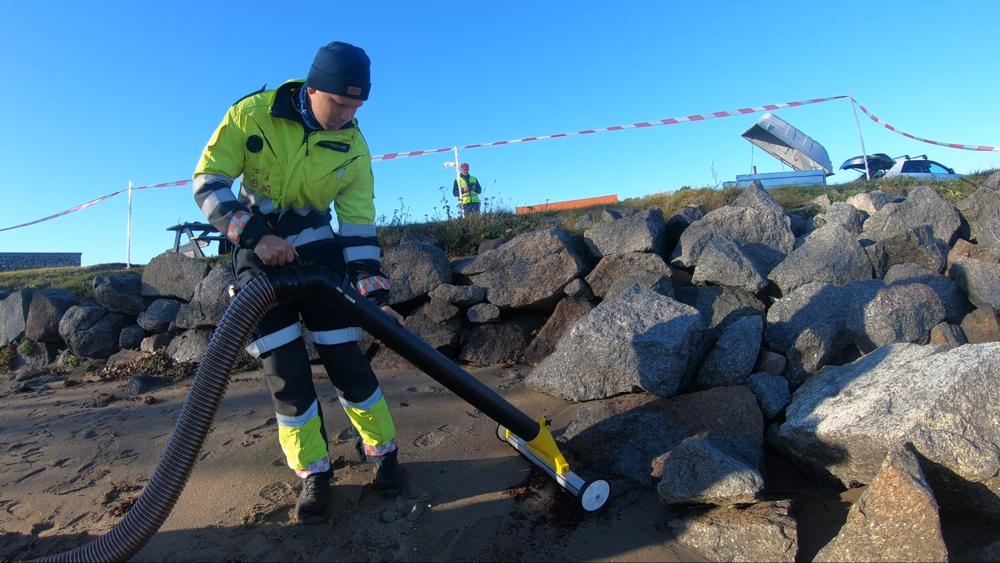 Støvsuging av plastsøppel. Støvsuging av plastsøppel.