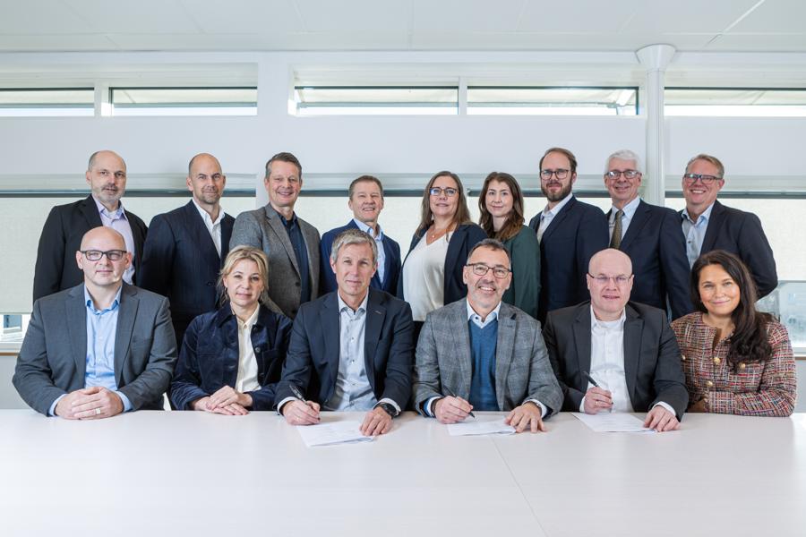 Representanter från Kanonaden Entreprenad Mälardalen, Hitachi Energy Sweden och Svenska Kraftnät vid signeringen. Representanter från Kanonaden Entreprenad Mälardalen, Hitachi Energy Sweden och Svenska Kraftnät vid signeringen.