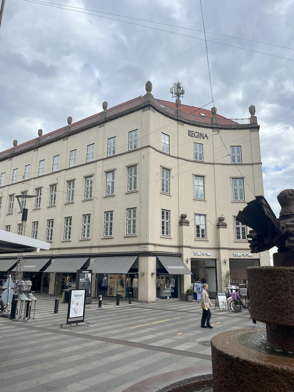 Bygningens facade. Bygningens facade.