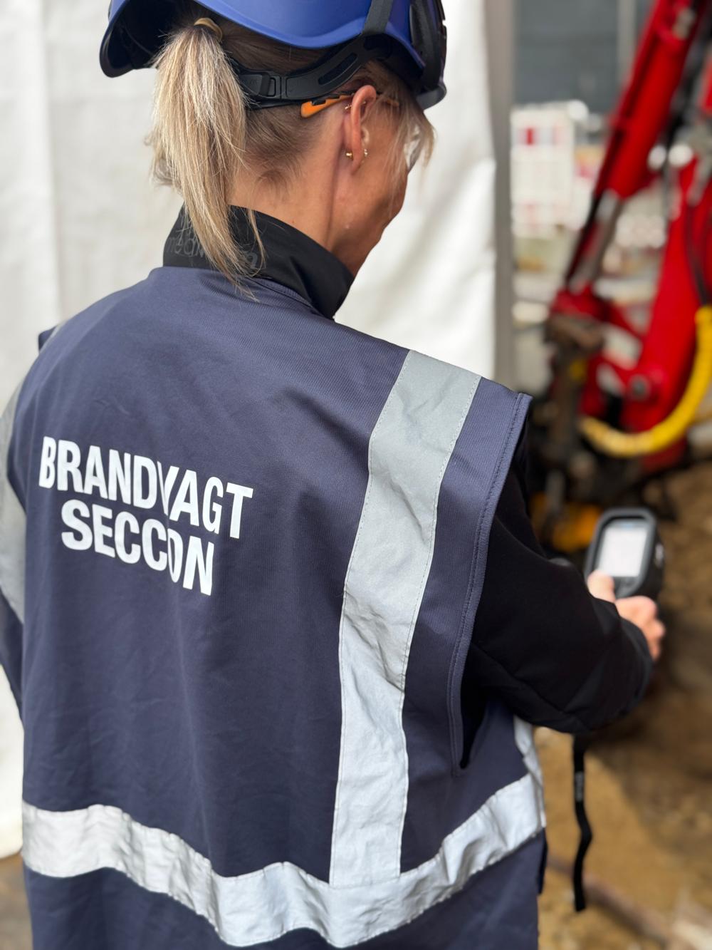 Termiske kameraer kan se varme, der gemmer sig under tag eller bag gipsplader, hvor det blotte øje ikke kan se faren. På den måde kan SECCON identificere brandrisici tidligt og sikre, at området er helt sikkert. Termiske kameraer kan se varme, der gemmer sig under tag eller bag gipsplader, hvor det blotte øje ikke kan se faren. På den måde kan SECCON identificere brandrisici tidligt og sikre, at området er helt sikkert.
