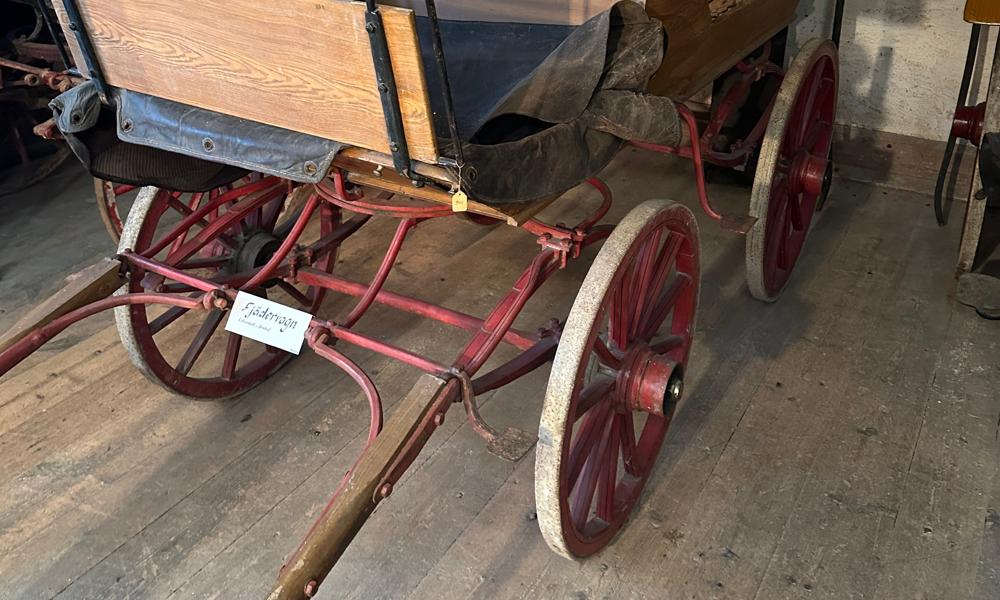 En, för sin tid, bekväm vagn som både tillverkats och använts vid Forskmarks Bruk. En, för sin tid, bekväm vagn som både tillverkats och använts vid Forskmarks Bruk.