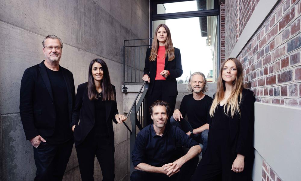 Anna Tazrei og David Sommer slutter sig til en partnerkreds, der består af Jesper Back, Anne Katrine Arrildt, Lise Knakkergaard og Jostein Burmann. Anna Tazrei og David Sommer slutter sig til en partnerkreds, der består af Jesper Back, Anne Katrine Arrildt, Lise Knakkergaard og Jostein Burmann.