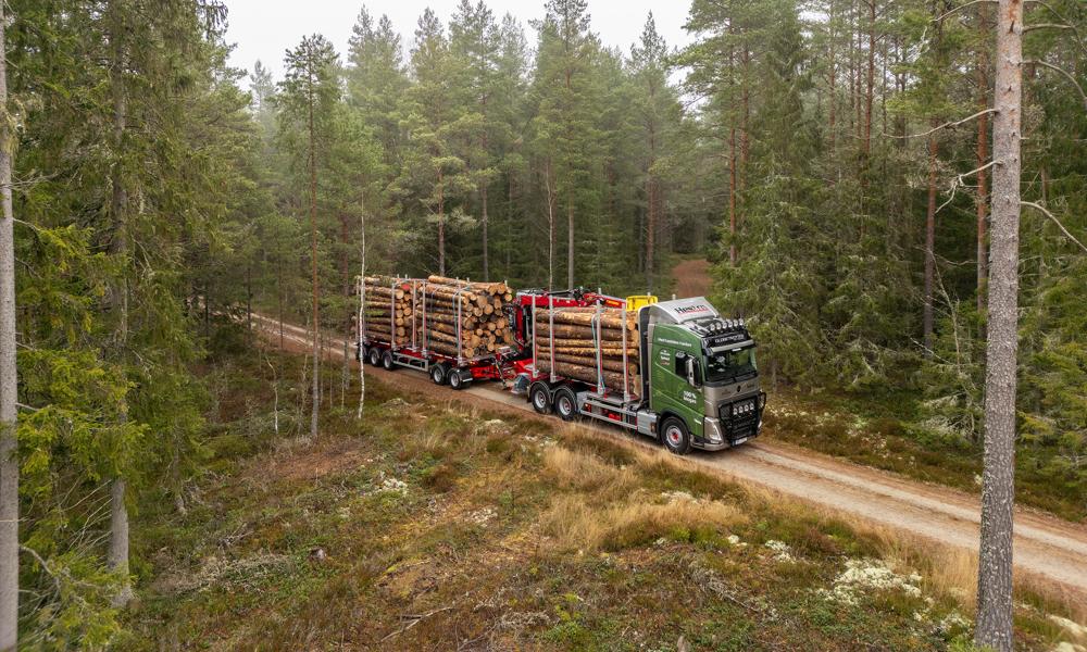Nu är den biogasdrivna rundvirkesbilen med kran ute i skogarna. Nu är den biogasdrivna rundvirkesbilen med kran ute i skogarna.