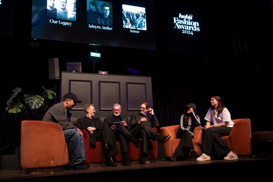 Före prisutdelning intervjuades alla finalisterna i Årets modevarumärke på scenen. Från vänster Richardos Karlén, Our Legacy, Stefan Söderberg, Adnym Atelier, Tony Irving, Frippe Persson, Adnym Atelier och Jennifer Vu och Selma Deumic från Avavav. Före prisutdelning intervjuades alla finalisterna i Årets modevarumärke på scenen. Från vänster Richardos Karlén, Our Legacy, Stefan Söderberg, Adnym Atelier, Tony Irving, Frippe Persson, Adnym Atelier och Jennifer Vu och Selma Deumic från Avavav.