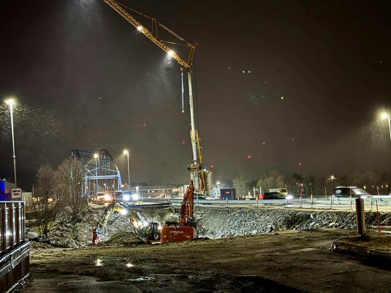 Brua skyves med jekker sidelengs på bjelker opplagt på fundamenter. Brua flyttes ca. 22 meter nedstrøms til ny plassering på midlertidige landkar. Brua skyves med jekker sidelengs på bjelker opplagt på fundamenter. Brua flyttes ca. 22 meter nedstrøms til ny plassering på midlertidige landkar.