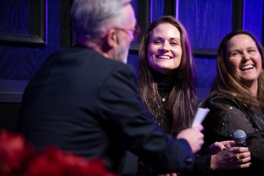 Alexandra Larsson och Ellinor Almér, butikschef respektive försäljningschef på Pondus i Trollhättan, intervjuas av Tony Irving, som ledde kvällens prisutdelning. Alexandra Larsson och Ellinor Almér, butikschef respektive försäljningschef på Pondus i Trollhättan, intervjuas av Tony Irving, som ledde kvällens prisutdelning.