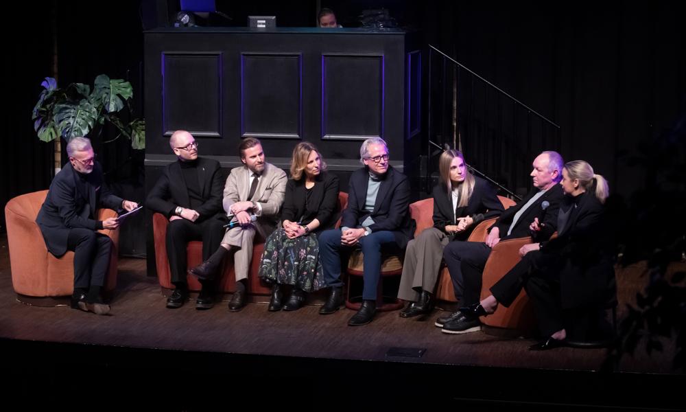 Alla finalister intervjuades på scenen innan vinnaren tillkännagavs. Från vänster: Tony Irving, konferencier, Sebastian Dahlgren och Richard Woodbrige från Oscar Jacobson, Annette Tenstam, Lindex och Andreas Hörnfeldt från Södra, Camilla Olsson och Josephine Norris från Filippa K och Johan Sidenmark från Swedish Wool Initiative. Alla finalister intervjuades på scenen innan vinnaren tillkännagavs. Från vänster: Tony Irving, konferencier, Sebastian Dahlgren och Richard Woodbrige från Oscar Jacobson, Annette Tenstam, Lindex och Andreas Hörnfeldt från Södra, Camilla Olsson och Josephine Norris från Filippa K och Johan Sidenmark från Swedish Wool Initiative.