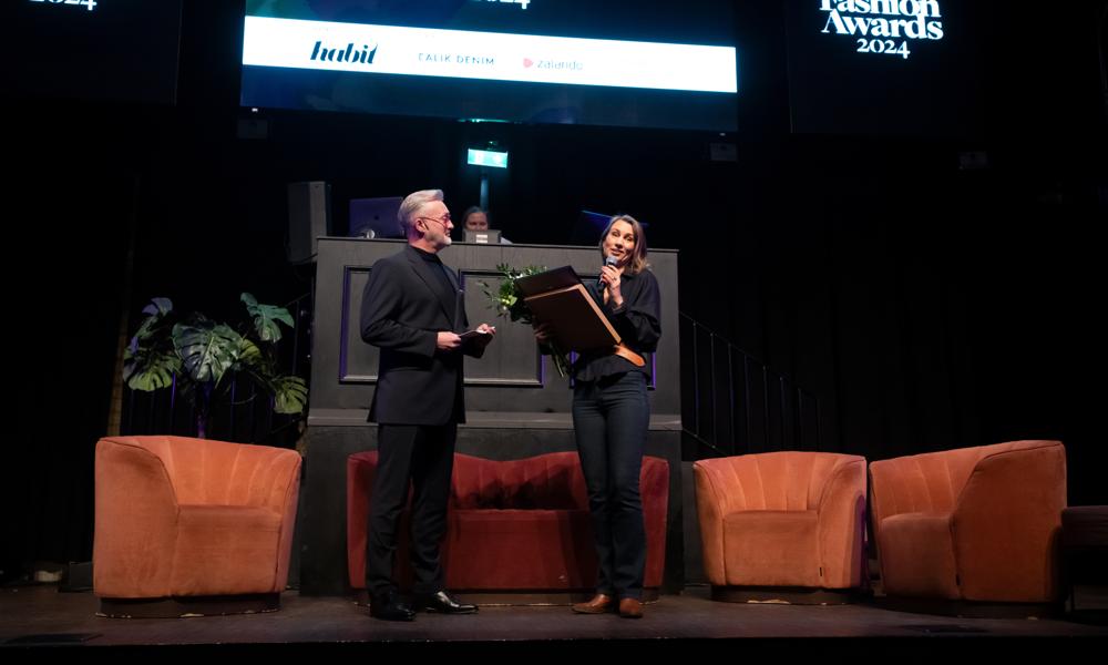 Tony Irving gratulerar Karianne Lamm-Kittelsen, grundare av damvarumärket Denim Destination. Tony Irving gratulerar Karianne Lamm-Kittelsen, grundare av damvarumärket Denim Destination.