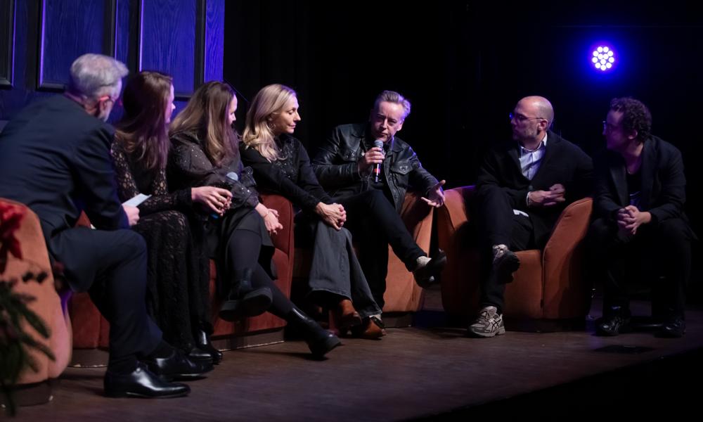 Alla finalisterna i samtal med Tony Irving. Från höger: Alexandra Larsson och Ellinor Almér från Pondus, Linda Berglund och Marthyn Inghamn och från Sko Uno, samt Kalle Tollmar och Kristian Rajnai från Aplace. Alla finalisterna i samtal med Tony Irving. Från höger: Alexandra Larsson och Ellinor Almér från Pondus, Linda Berglund och Marthyn Inghamn och från Sko Uno, samt Kalle Tollmar och Kristian Rajnai från Aplace.
