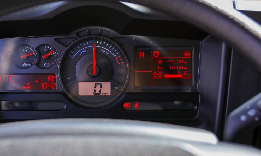 Dashboardet i den ombyggede Renault. Dashboardet i den ombyggede Renault.