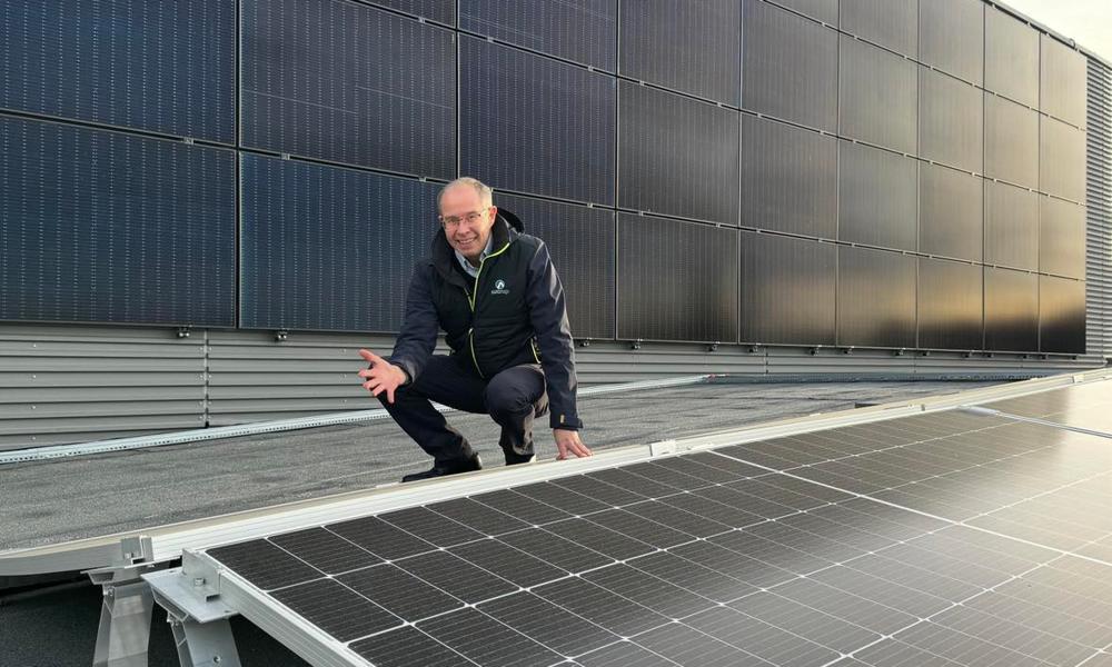 Solid investering: Adm.dir. Thomas Engen i Astrup på taket ved sentrallageret i Oslo, der selskapet har investert 14 millioner kroner i solcellepaneler. Solid investering: Adm.dir. Thomas Engen i Astrup på taket ved sentrallageret i Oslo, der selskapet har investert 14 millioner kroner i solcellepaneler.