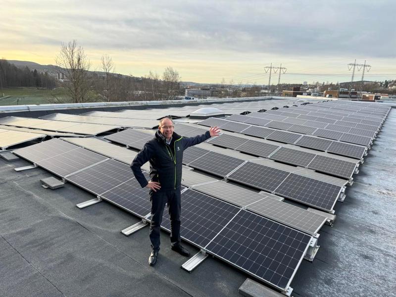 2262 paneler: Adm. dir. Thomas Engen i Astrup er stolt over å installert 2262 solcellepaneler som skal monteres og vil kunne gi Astrup en årlig strømproduksjon på 985.000 kWh 2262 paneler: Adm. dir. Thomas Engen i Astrup er stolt over å installert 2262 solcellepaneler som skal monteres og vil kunne gi Astrup en årlig strømproduksjon på 985.000 kWh